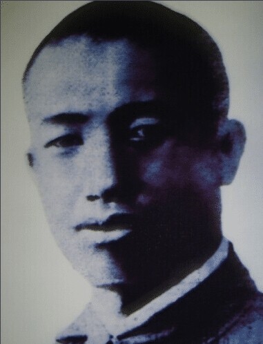 1941年10月，58师师长廖龄奇在蒋介石办公室一个劲地喊：“报告”。蒋介石大怒