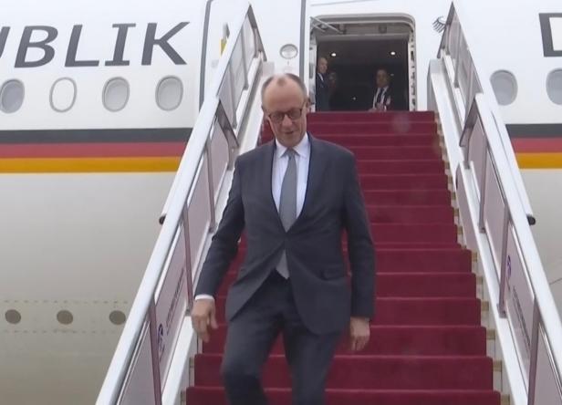 同样是欧洲大佬来访，英国首相和德国总理的“画风”简直像两个频道！英国首相一来