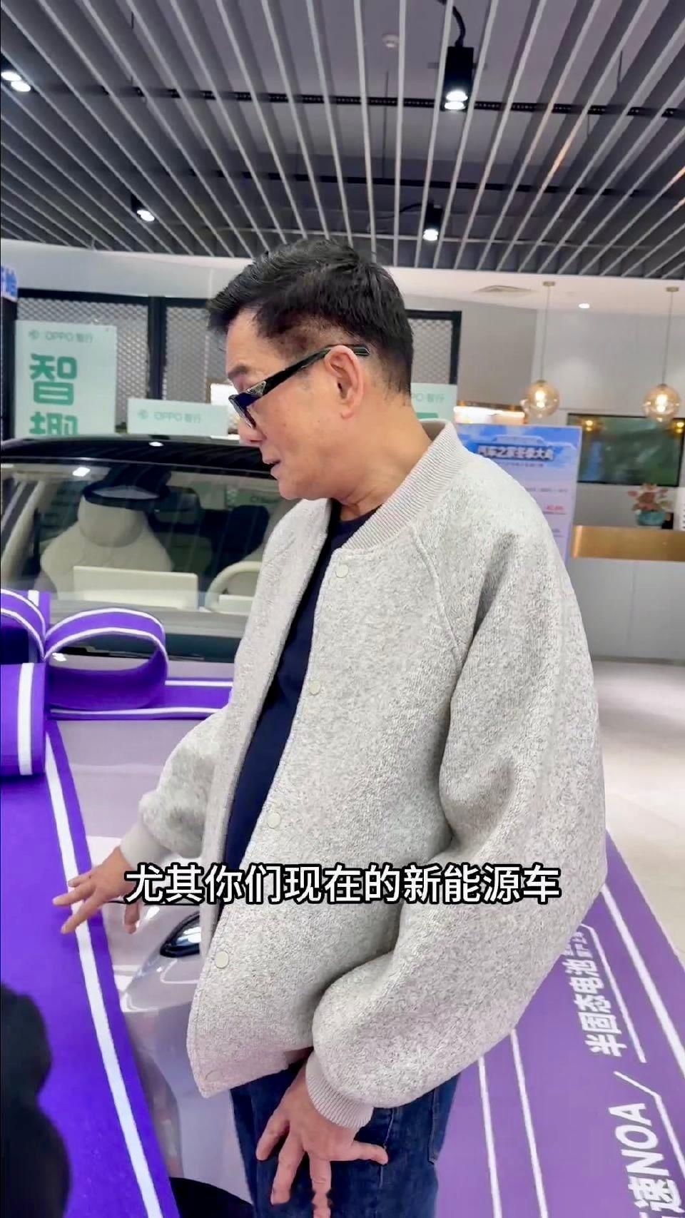 昔日威震江湖的“鸠摩智”，如今为女儿挑车蹲在展厅，97版《天龙八部》中那位眼神凌