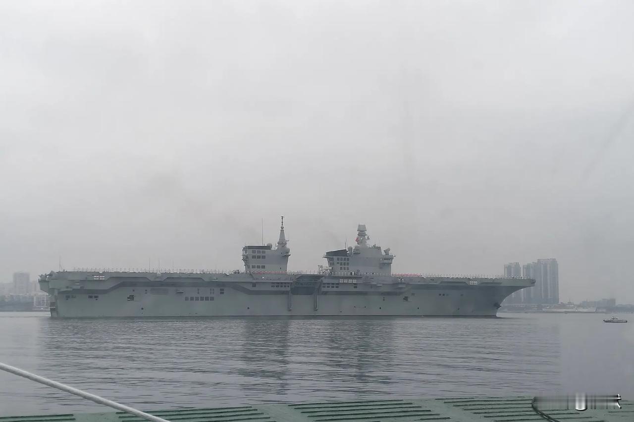 【076两栖攻击舰——世界首款电磁弹射型两栖攻击舰】据媒体消息，日前076四川舰