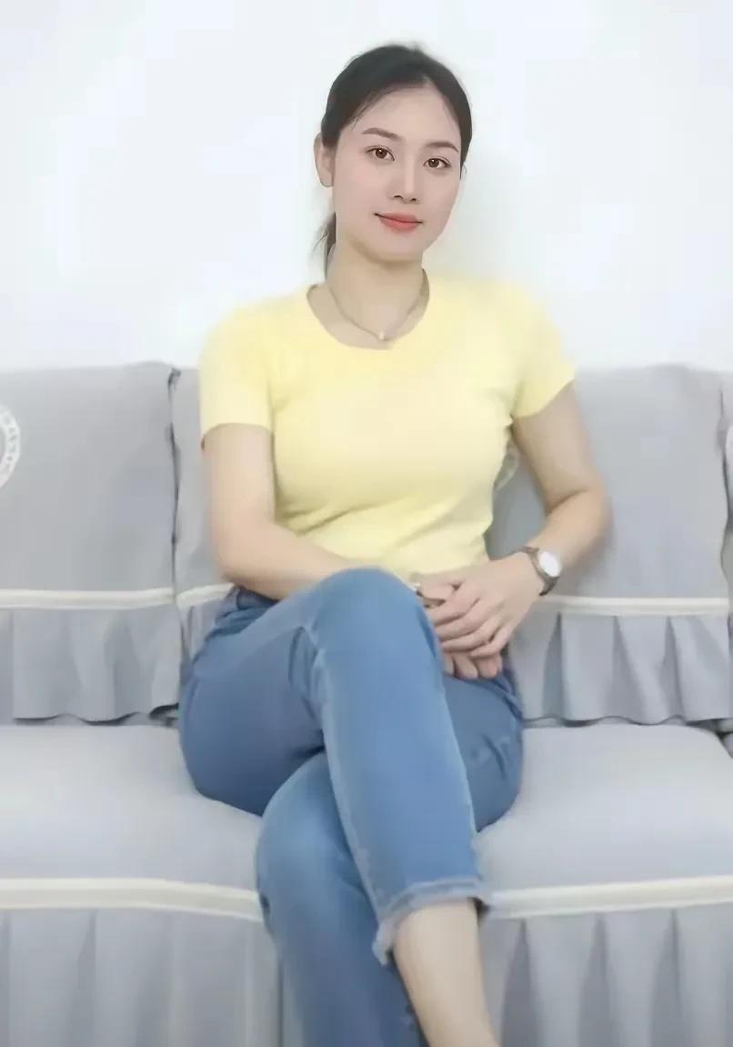 这位姑娘长得清秀，皮肤又白又嫩，个子还高，年纪也不大，生孩子肯定没问题。虽说之前