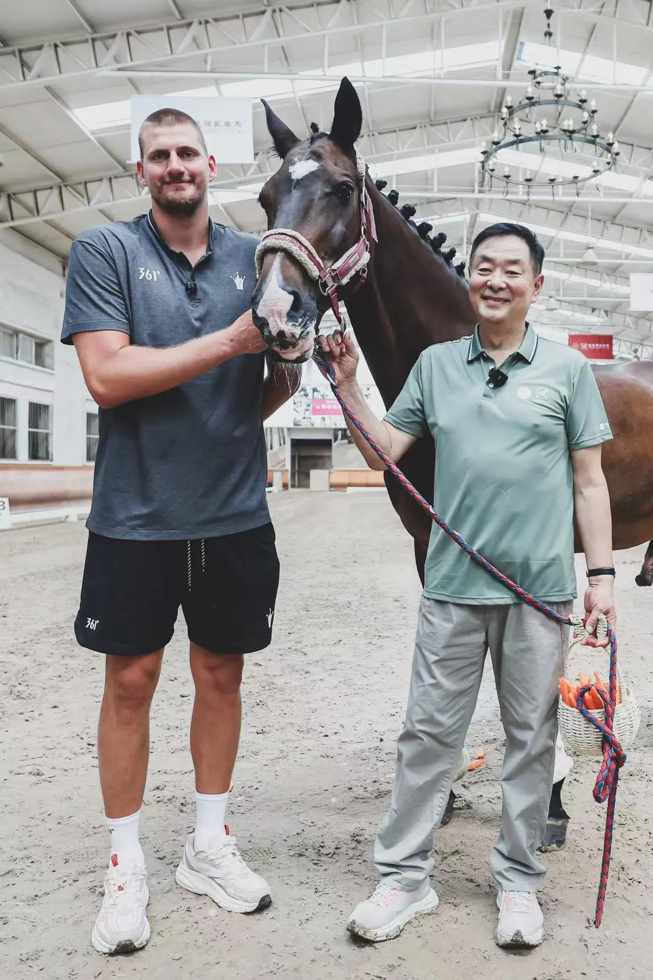 没想到濮存昕老师竟然是演艺圈隐藏的大佬！NBA巨星约基奇这次中国行特意去探访了