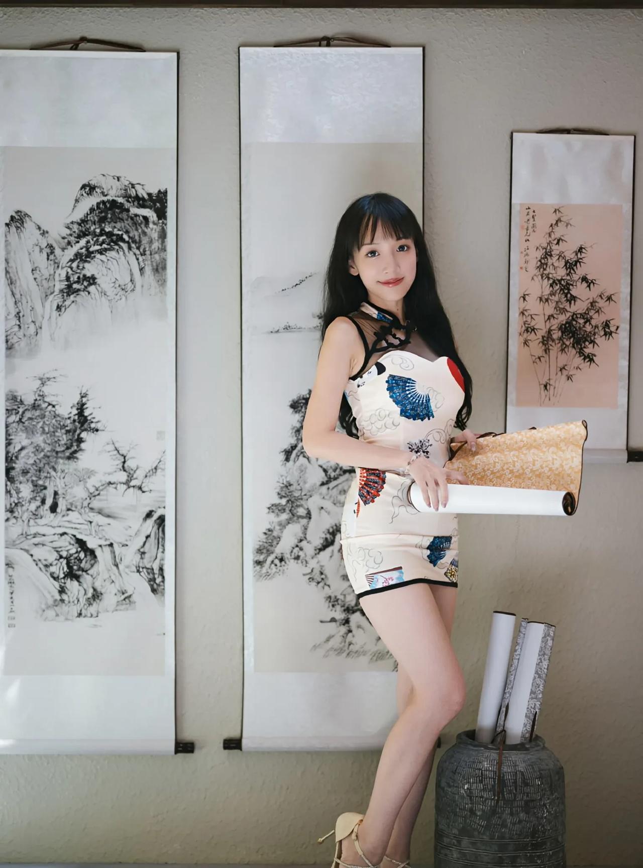 朱轩颖身着一袭改良旗袍，独特的印花图案，在传统中融入现代设计巧思。她于中式古典的