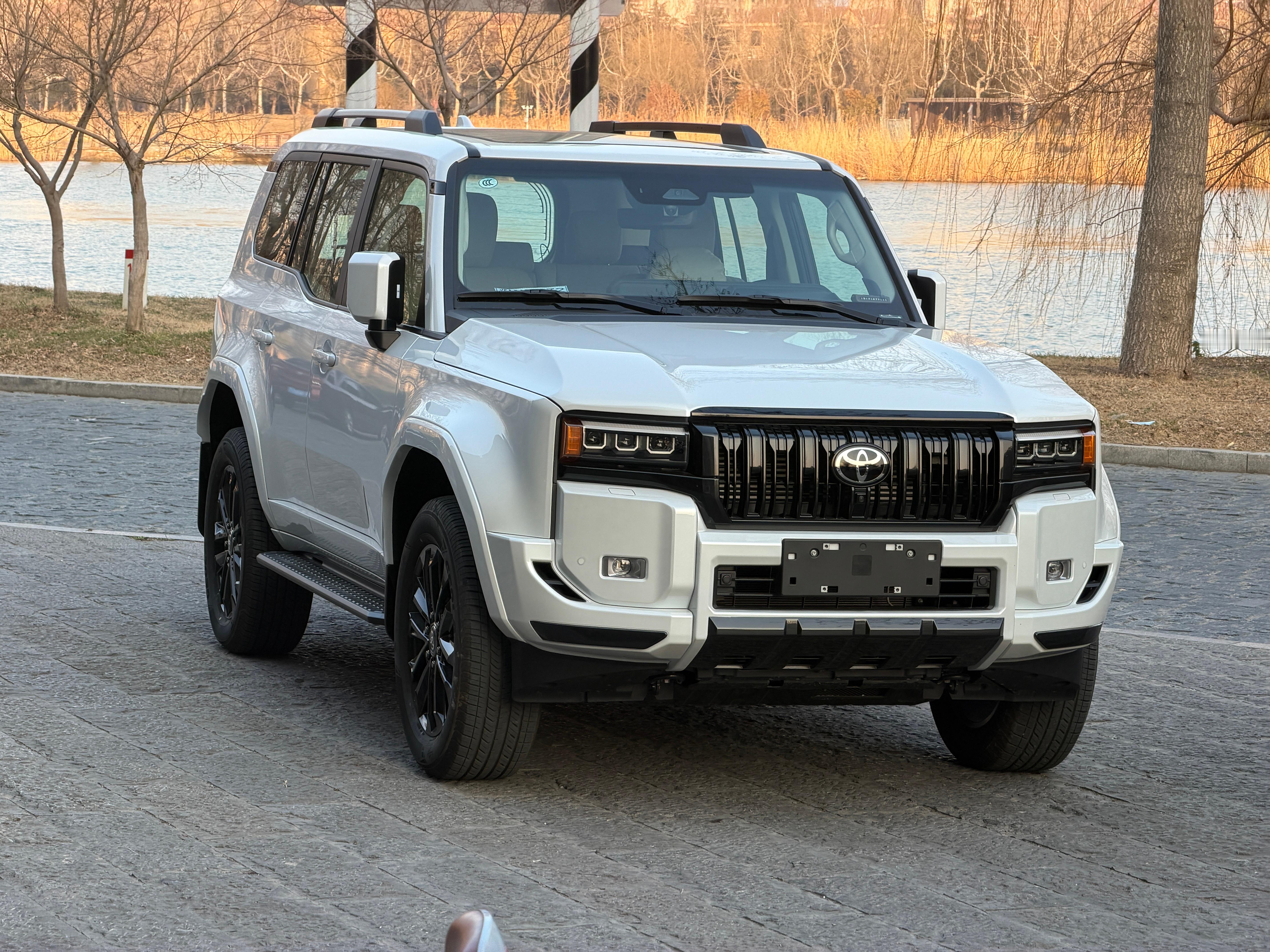 其实这代普拉多挺好看的但车主给换了个上一代的中网感觉很奇怪，像老头乐缝合怪