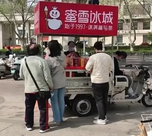 这钱活该他挣。一名博主被网友发现在景区倒卖“蜜雪冰城”的柠檬水。