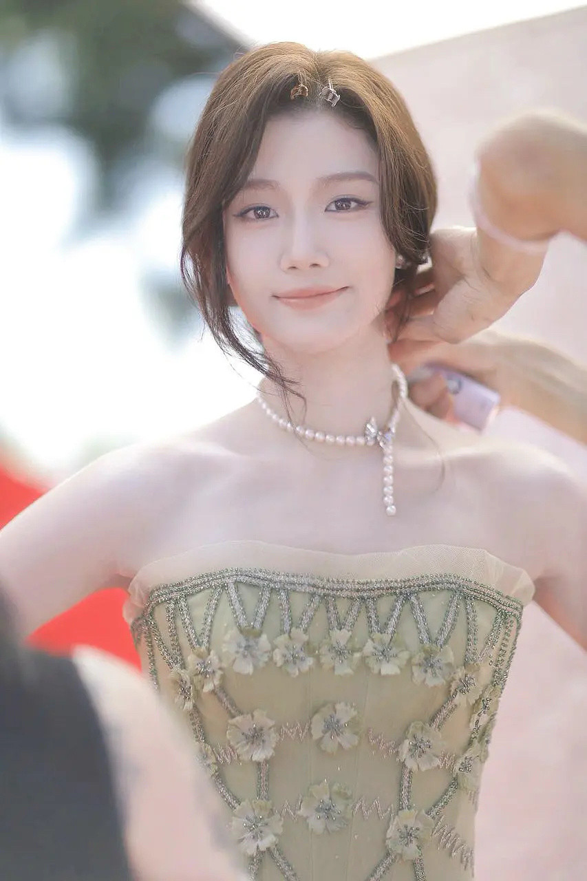 卢昱晓好适合这个妆，好温柔的气质​​​