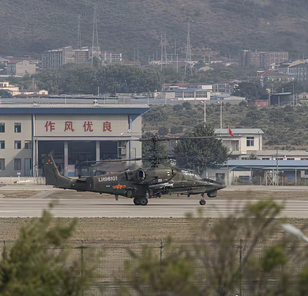 鹰酱:兔子，你能给我解释一下这是什么情况吗？😖兔子:误会，纯属巧合。