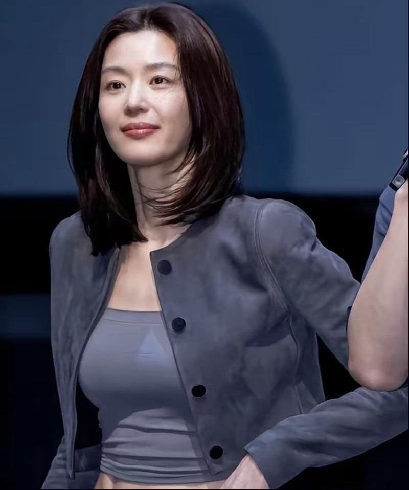 奔50岁全智贤绝了！灰色露腹装秀人鱼线，这身材谁看了不迷糊​​​