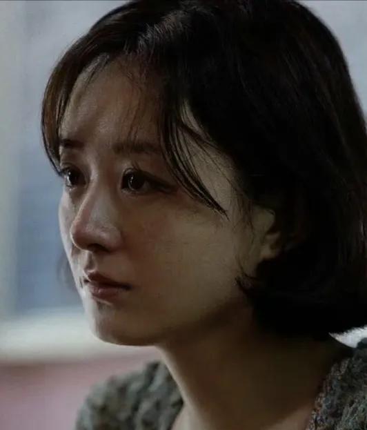 《在人间》看了两集果断弃剧，赵丽颖塑料视后，眼神空洞毫无演技可言。剧情完全看不懂