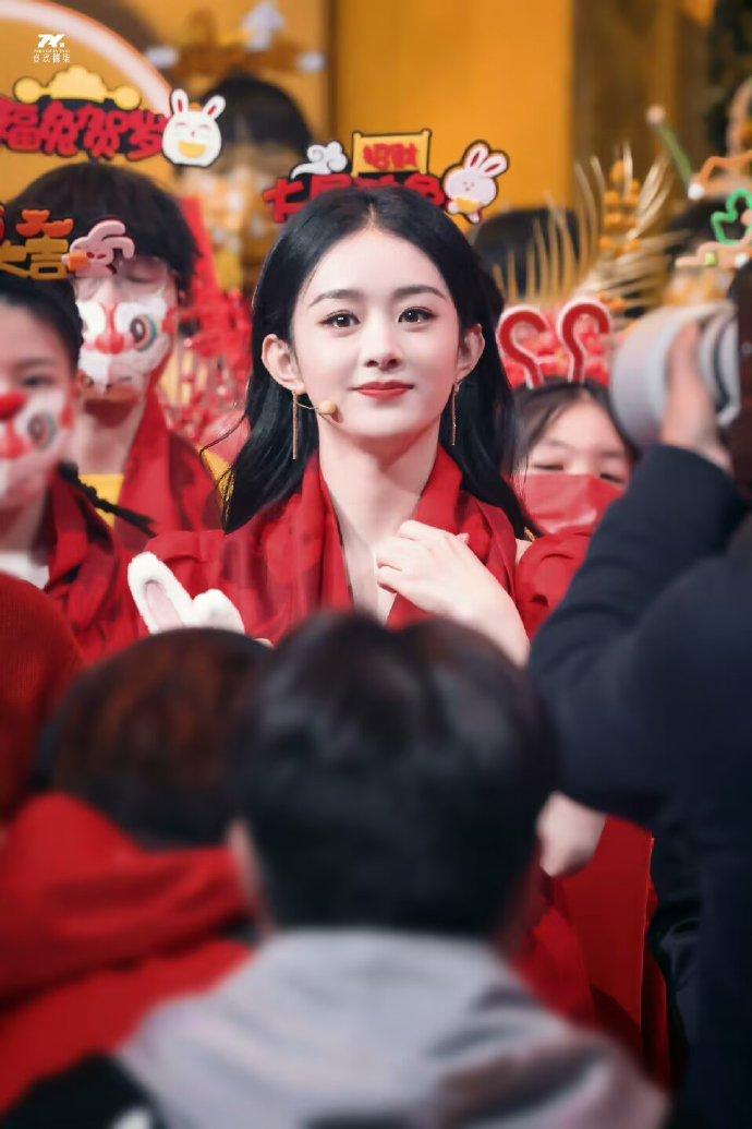 谁还没看到赵丽颖王源的门神造型？被丽颖的笑眼狠狠治愈了，这就是传说中的“美萌小福