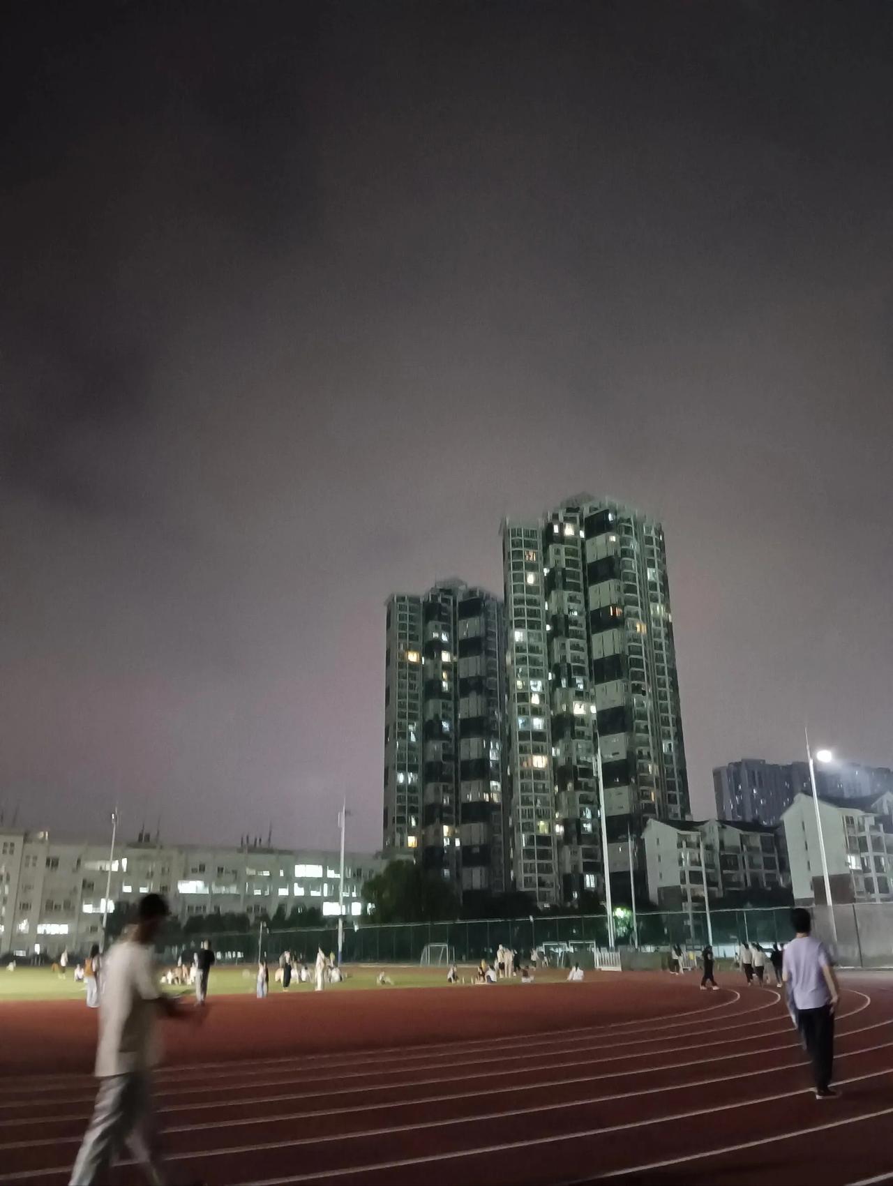 2021年，亲戚在上海贷款买了一套房，说话很冲，大谈上海是一线城市，房子肯定要涨