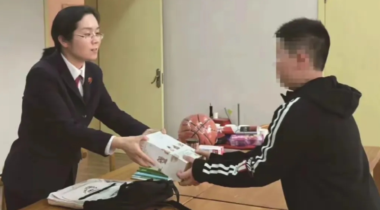 “在金钱面前，亲情弱爆了！”贵州贵阳，一男孩3岁丧母，10岁丧父，男孩成了孤儿，