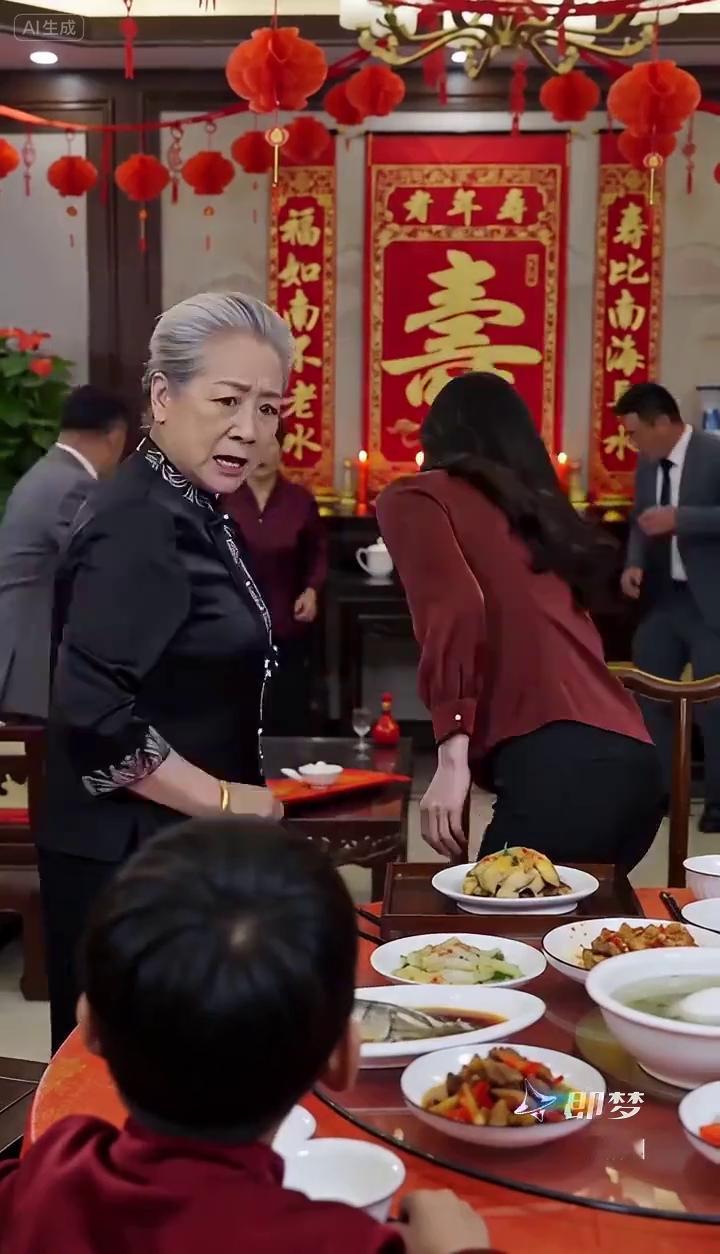 小兔崽子反了你了，敢砸我的寿宴，欺负我妈妈就是不行。