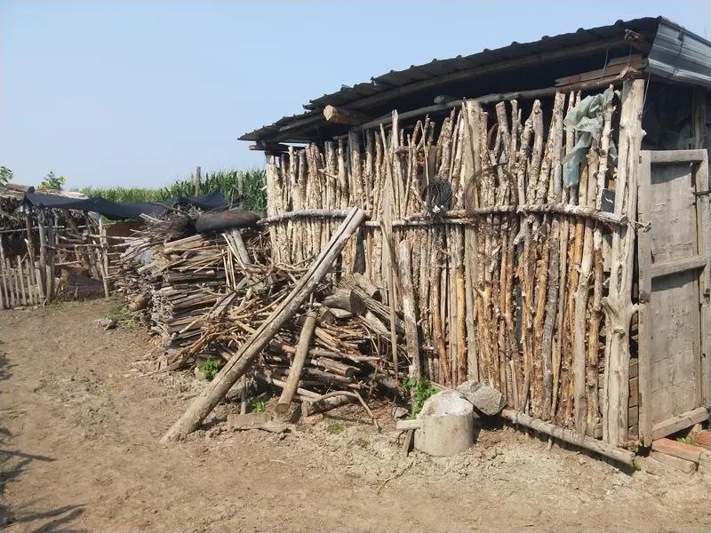 农民的生活确实有诸多困难。就拿种地来说，靠天吃饭的情况很普遍。遇到干旱、洪涝等自