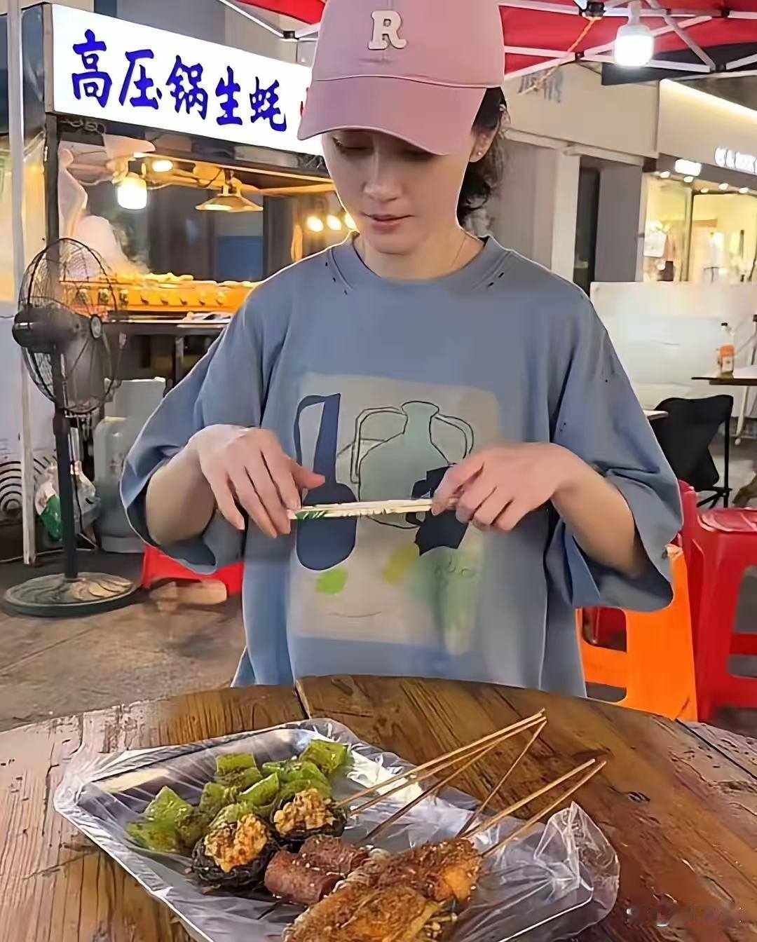 姚笛夜市独自喝酒，44岁挣脱迎合的生活，转型幕后当导演，唏嘘曾经的高光时刻。