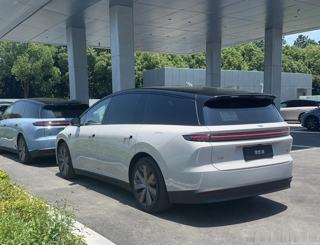 今天的理想i8图，这个角度稍微能看到一丢丢仪表台的设计，和L系列一整面有
