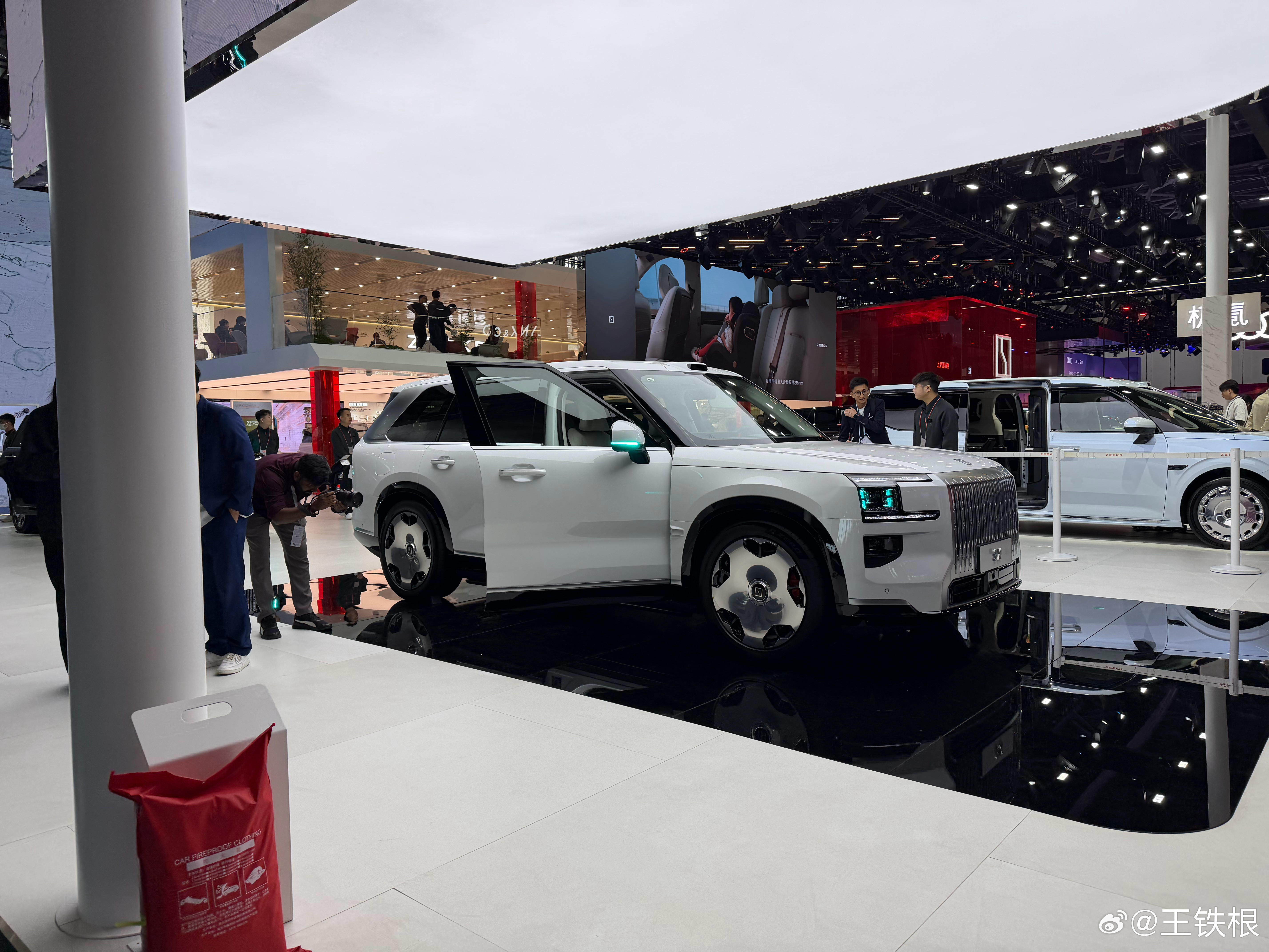 极氪9X在路上已经有能见度了。作为极氪首款能加油的车短时间交了一万辆以上，这就是