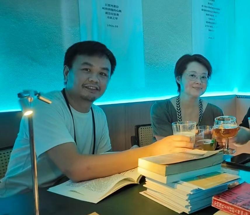 53岁袁立和老公梁太平在成都和朋友喝酒聚餐，她留着一头短发，身材丰腴，气质非常出