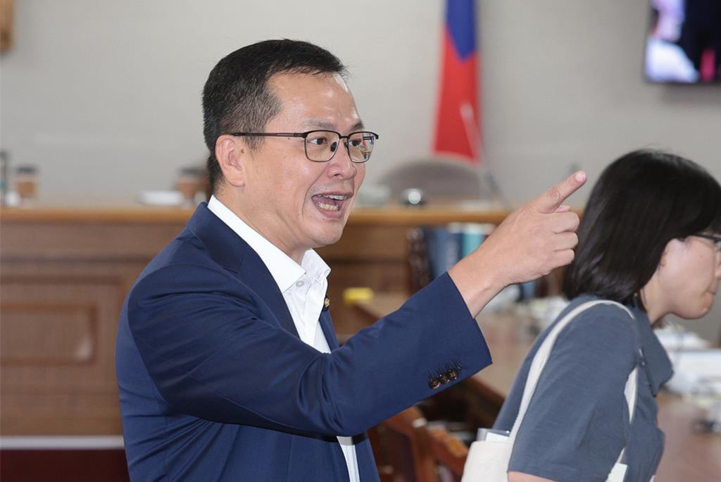 连胜文出手劝退罗智强为卢秀燕解释国民党主席选举领表、登记日接近，表态参