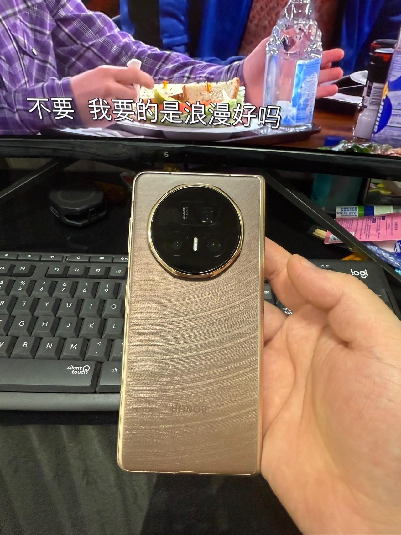 我宣布，从今年开始，折叠屏手机就是以后的主流。你能想象吗？折叠屏手机已经做到比直