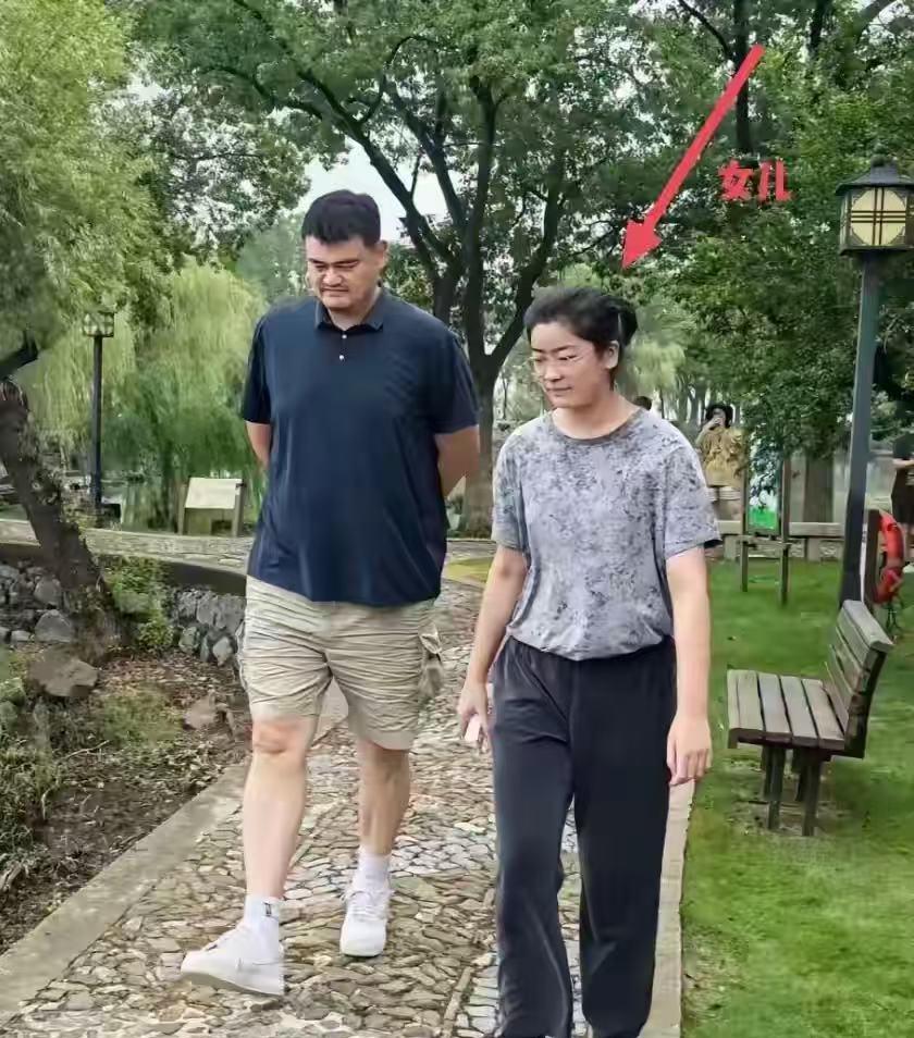 姚明国庆回国陪岳母，女儿打扮引热议！姚明的岳母老了好多，近照看整个人瘦了很多，