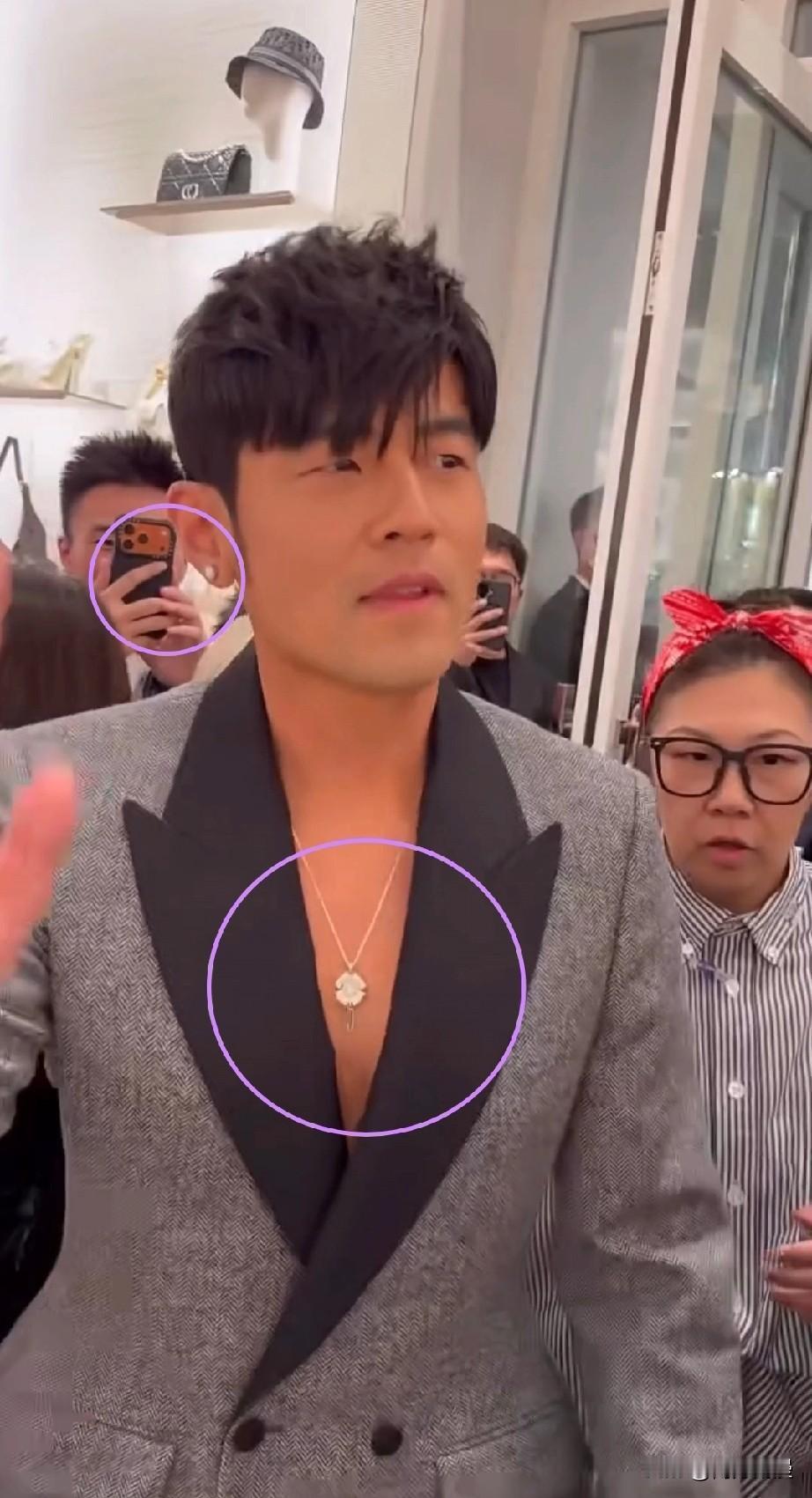 哇塞，周杰伦要出新专辑了，怪不得穿衣风格都改变了。今天他在台北参加活动，穿着深