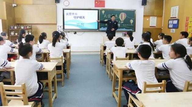 现在全社会都有个共识：老师碰学生一下就是犯法、就是师德败坏。学生心里有底，怎么作