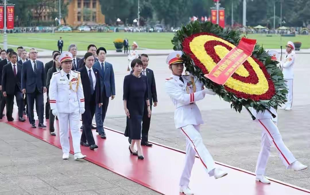 高市早苗有意恶心我们！近日，日本女首相高市早苗先后在澳大利亚无名烈士墓
