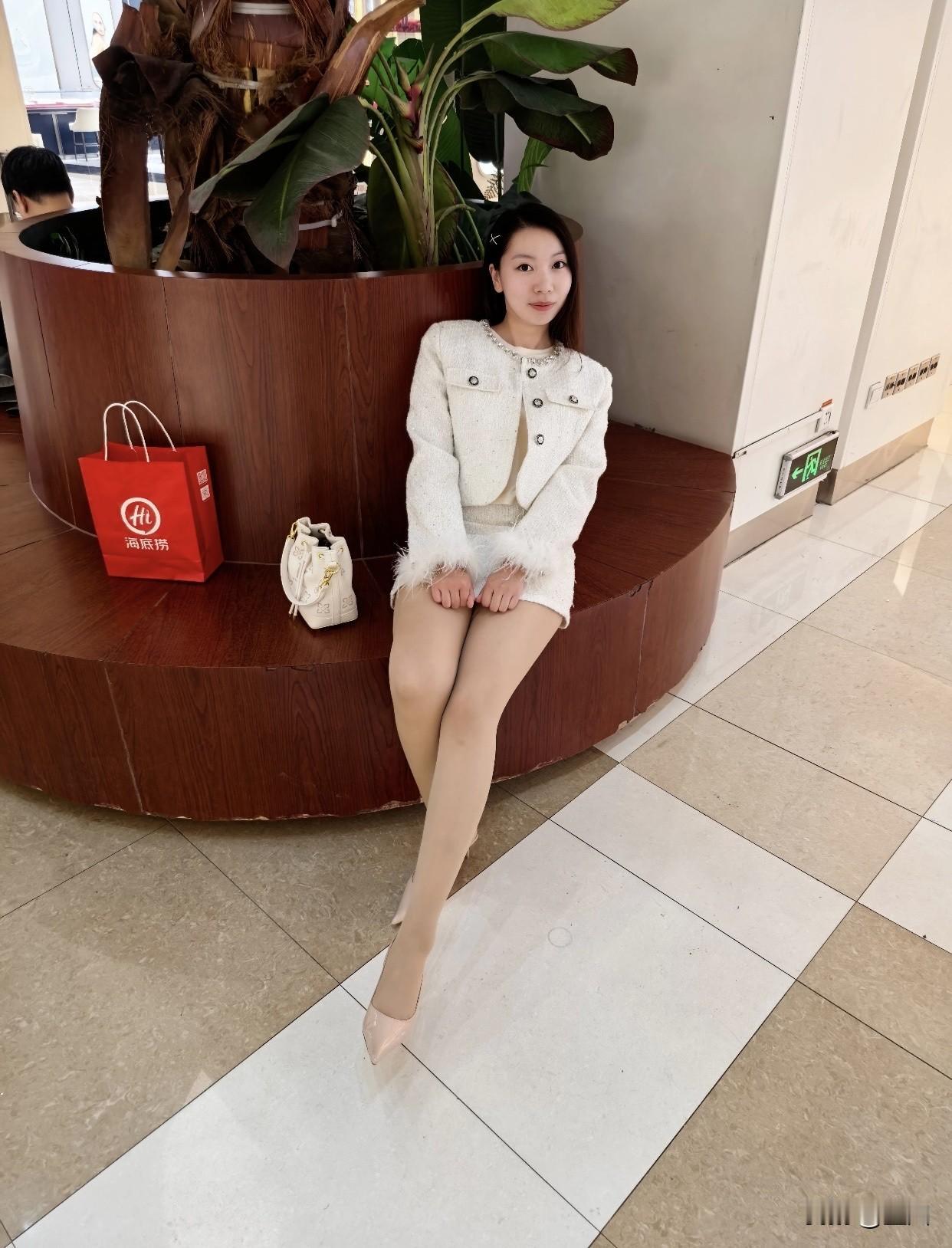 怎么穿搭会让人比较显温柔白色系穿搭真的超显温柔！雪纺材质的那种，轻盈飘逸。像茶歇