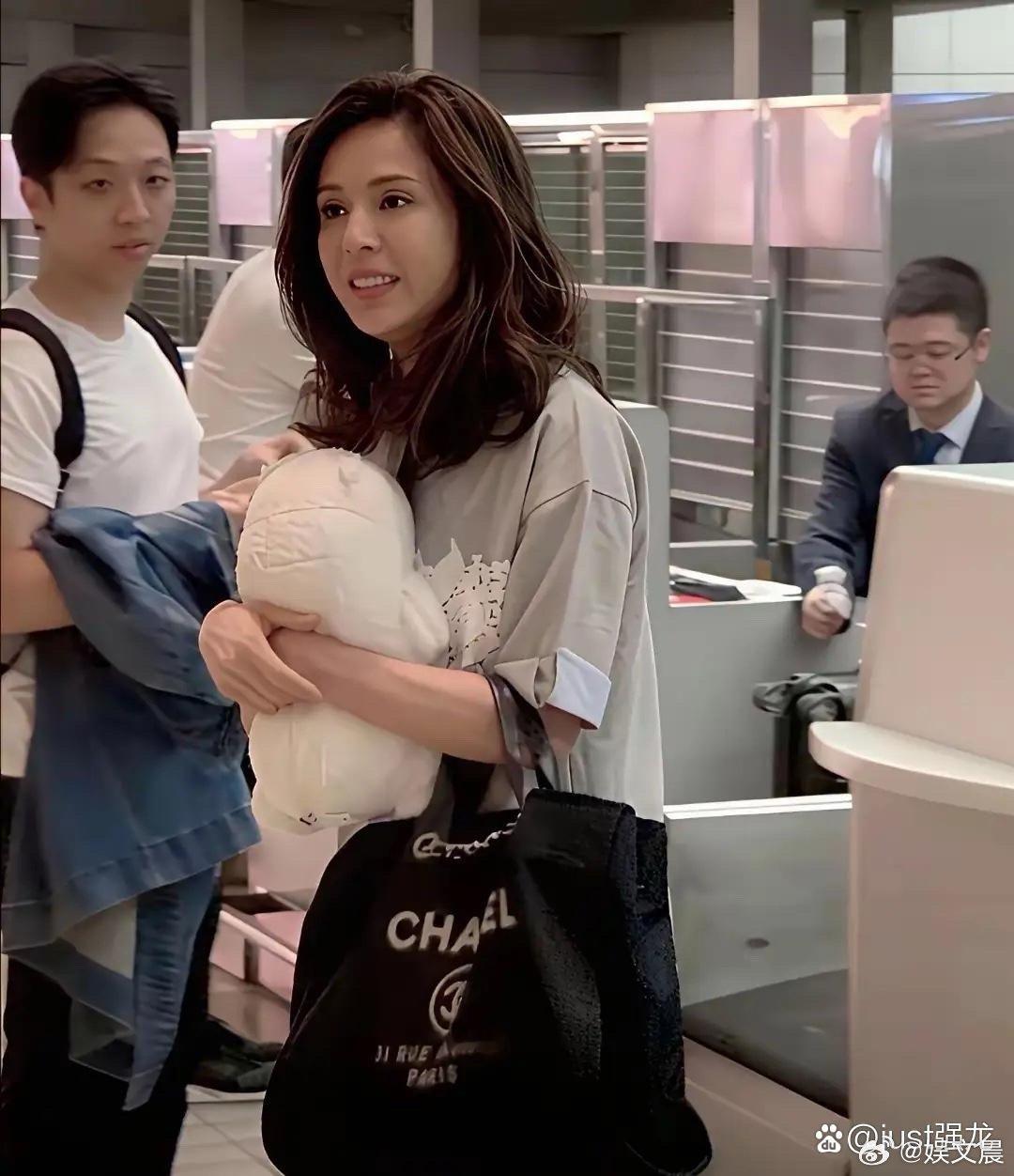 李若彤稍微丰腴后反而更显韵味，气色红润状态绝佳，完全看不出已是60岁，优雅又显年