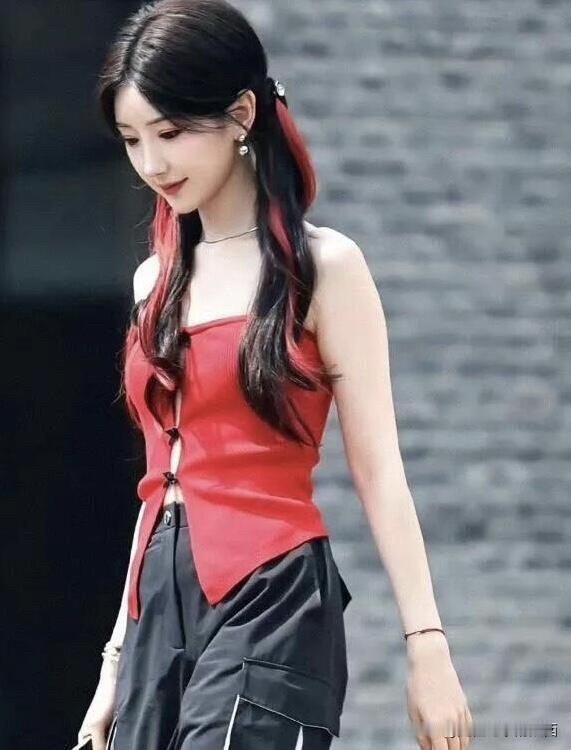 她个子矮，长相辨识度很高，如今37岁了，看上去还是像一位女大学生，气质清甜，看着