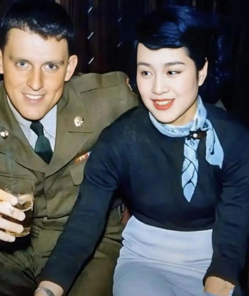 1946年，一些打扮光鲜亮丽的日本女子纷纷走进酒馆，陪着驻日美军吃吃喝喝。日本在