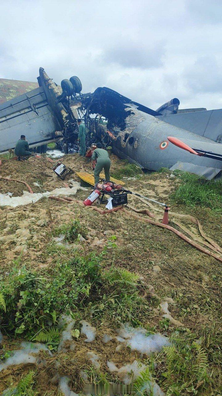 印度空军又摔了一架安-32运输机，机上6人，其中5人死亡，只有副驾驶重伤在医治。
