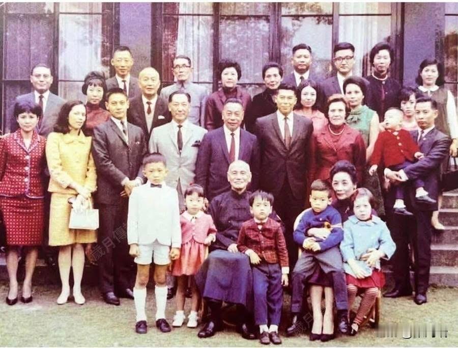 这张照片拍摄于1965年，是蒋中正（蒋介石）在台湾阳明山官邸与家人和亲友的合影。
