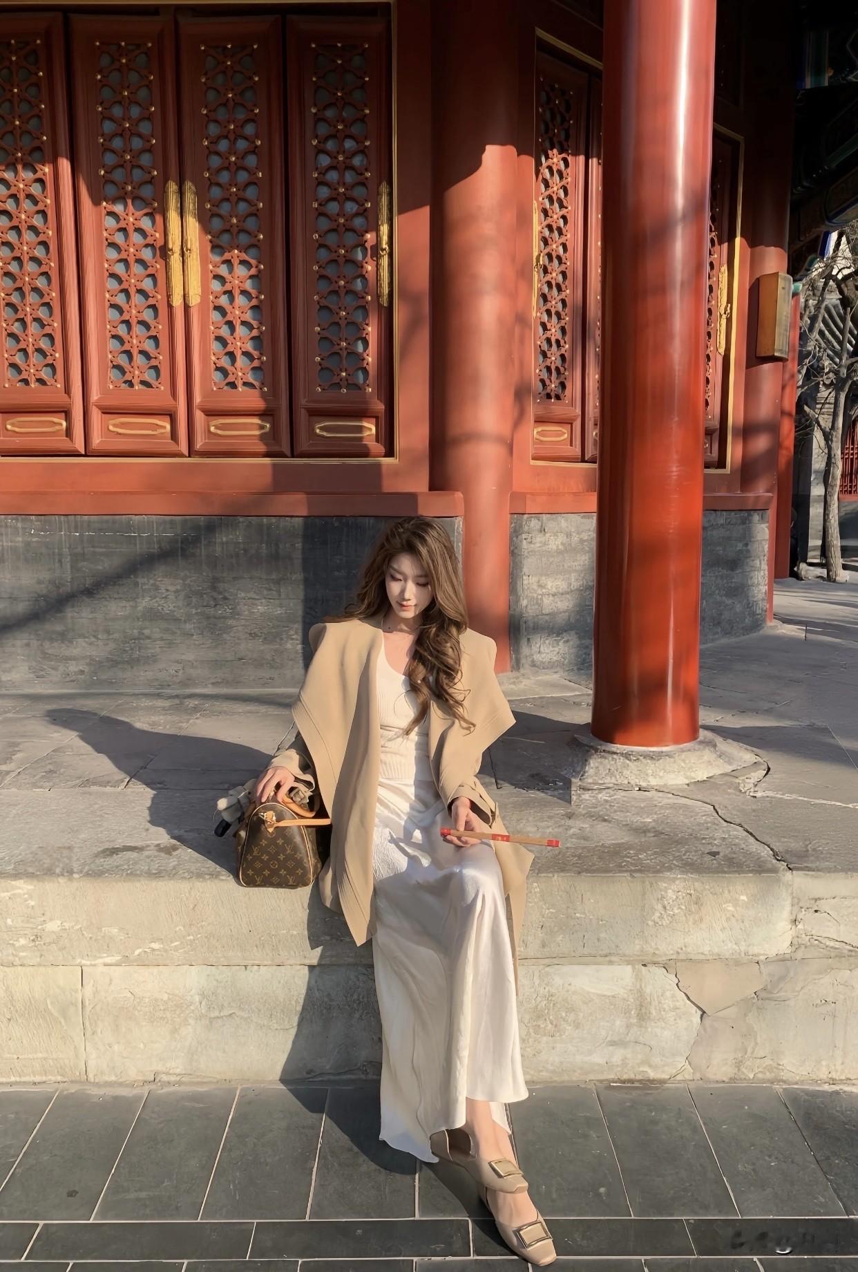 什么样的穿搭可以成为气质女神?宫阙楼阁映红墙，美人如画入诗行。