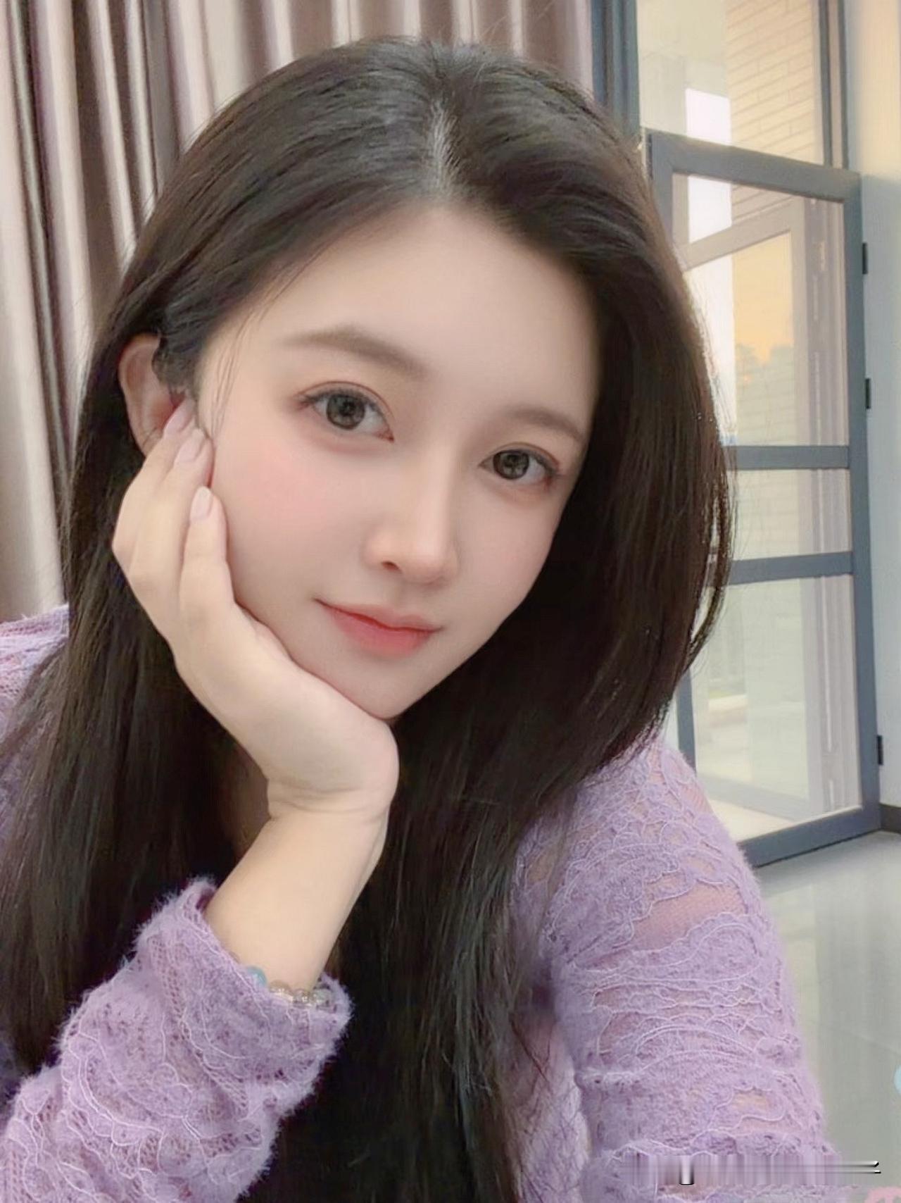 温柔甜美的少女，微笑着看向镜头，散发着自然的美。