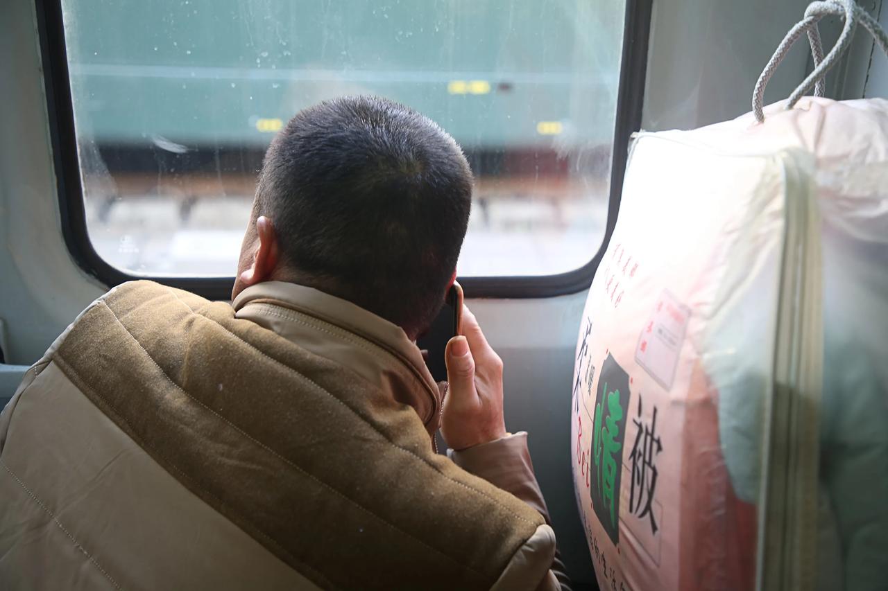 北京，男子的哥哥去世，他发信息给经理请假回去奔丧，经理没吭声，谁料，5天后男子回