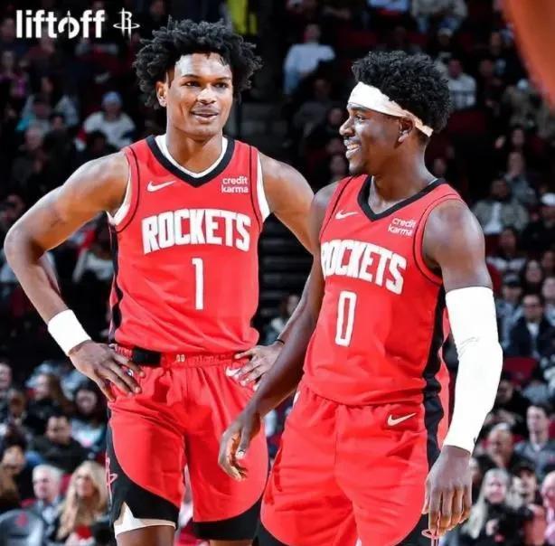 别再叫他后卫杀手了。他正在火箭队后院，搭建NBA最残酷的后卫试炼场。把2米0