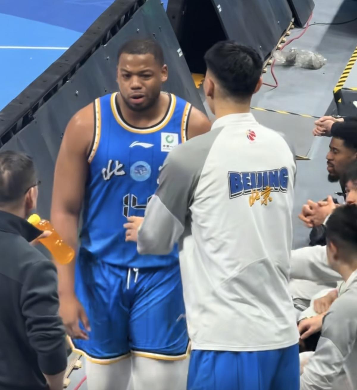 斯佩尔曼居然指着老帅许利民的鼻子骂骂咧咧，真是太嚣张了！昨晚北京男篮与同曦男篮的