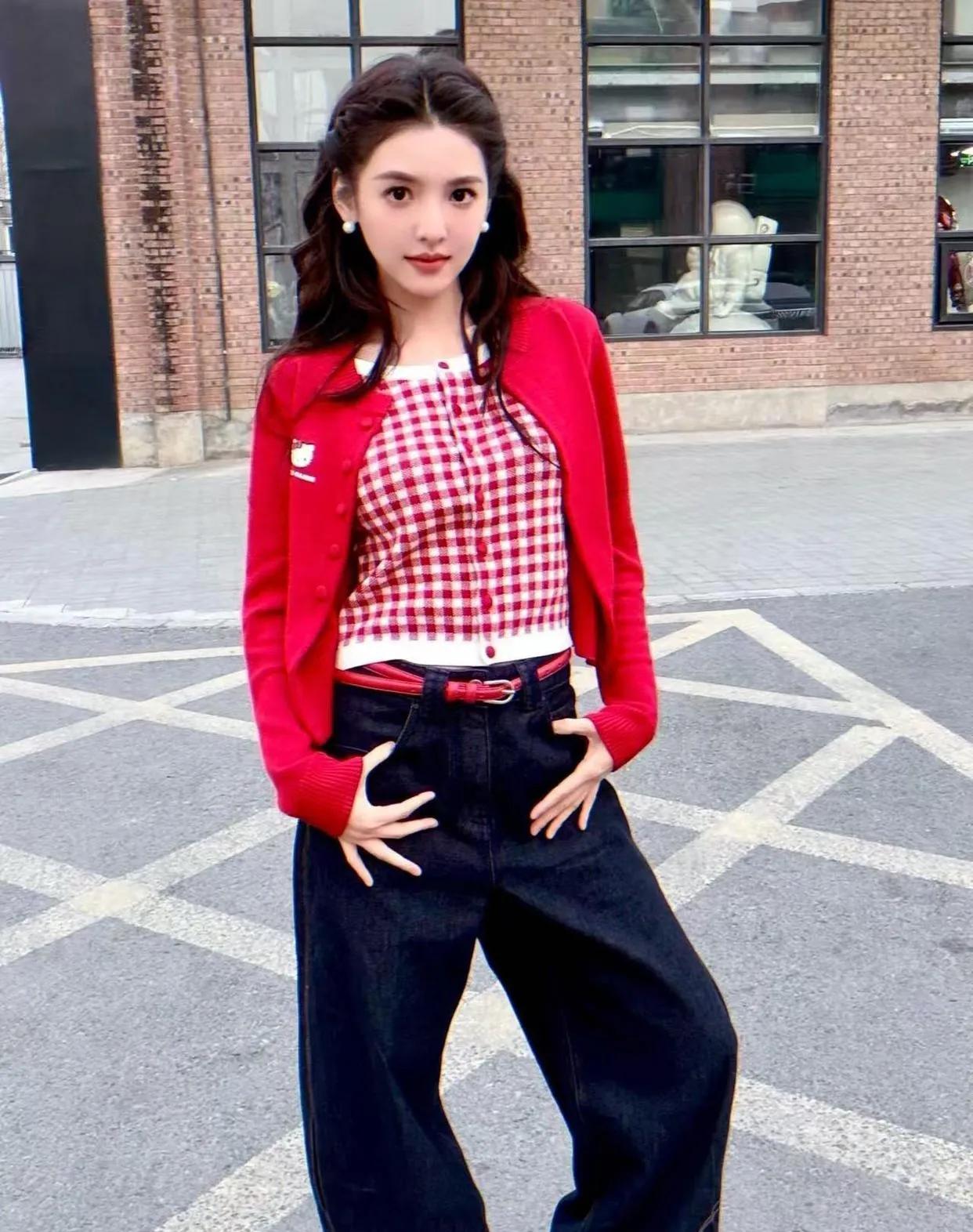 章若楠这一身红，直接美到我心巴上了💘章若楠的这套私服真的把新年氛围感焊在