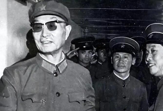 中顾委的历史上，有两个人比较特殊。按理说中顾委的级别不低，能当选中顾委委员或者常