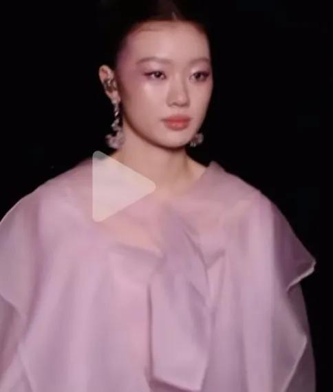 丁太升为何对王菲欣赏有加对于乐评人丁太升来说，能入他法眼的歌手屈指可数，而歌