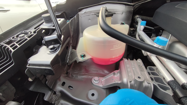 四代帝豪防冻液问题！提车5个月了，头一次看发动机舱！发现防冻液只比最少刻度多一