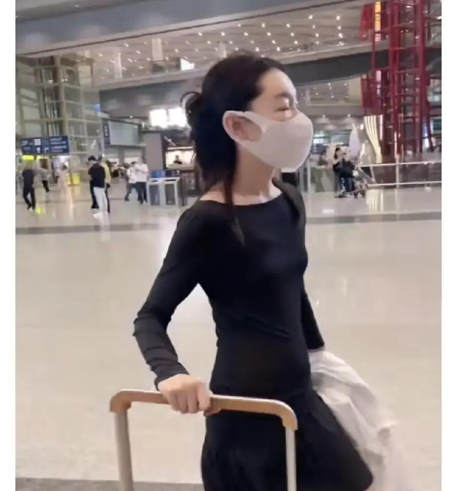 公开，反而是最高级的隐藏。你看到刘昊然开车接上周冬雨。但你没看到，车开出机