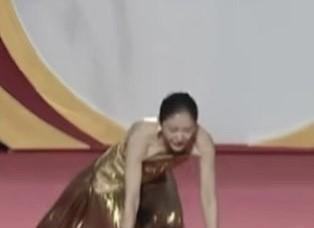 突发！王子文红毯摔倒！这鞋和裙子……[捂脸哭][捂脸哭][捂脸哭]不摔她摔谁？！前