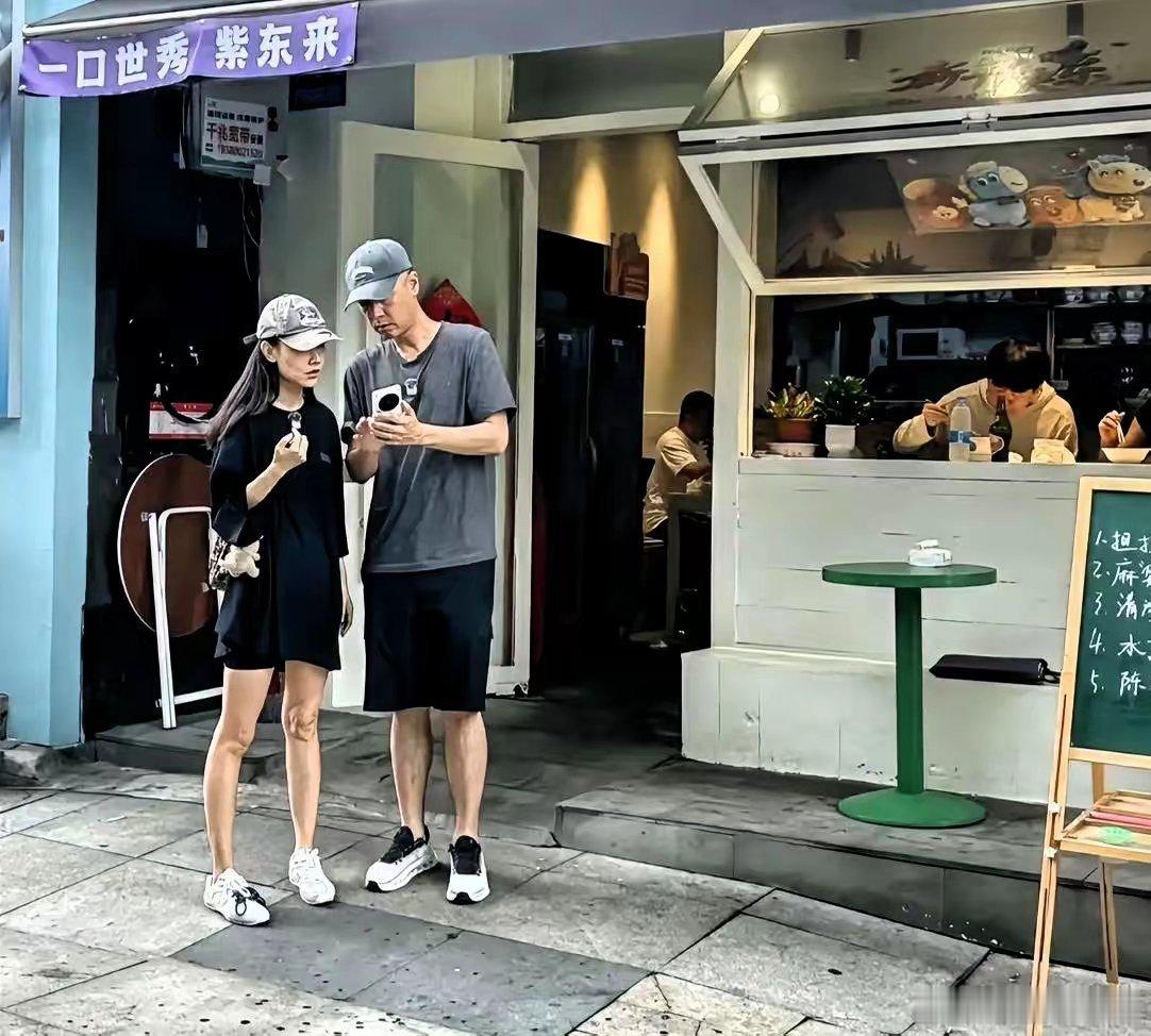 看到任重和孙骁骁在重庆街边被拍，我的第一反应不是"好甜"，而是"终于有点像真夫妻