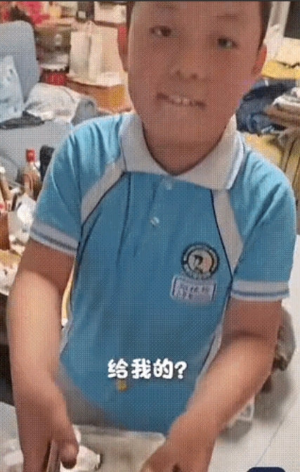 这个小孩火到央视新闻了！陕西，一位妈妈正在家里忙活，突然看见10岁的儿子气喘吁吁