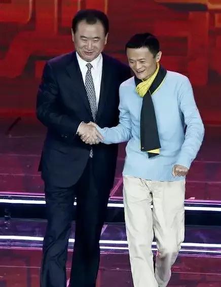 王健林当年在一次大会上发言说，“这个总有人说我和马云抢首富，你说我们俩怎么抢呢？
