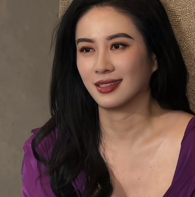 明星就是明星，真的没得说，稍微一上妆，立马惊艳全场感觉她以前在直播里是故意扮丑