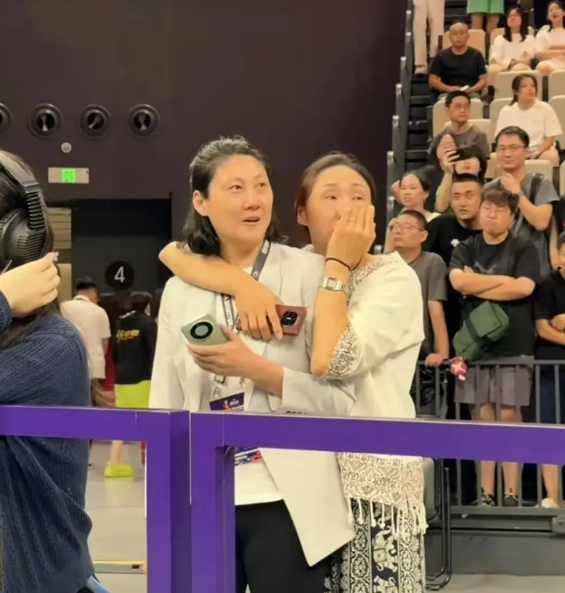 在女篮亚洲杯三四名比赛的场边，苗立杰搂着卞兰，痛哭流涕。可能在苗立杰心里，怎么也